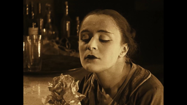 Elena Sagrary dans le film muet Fièvre (1921) de Louis Delluc