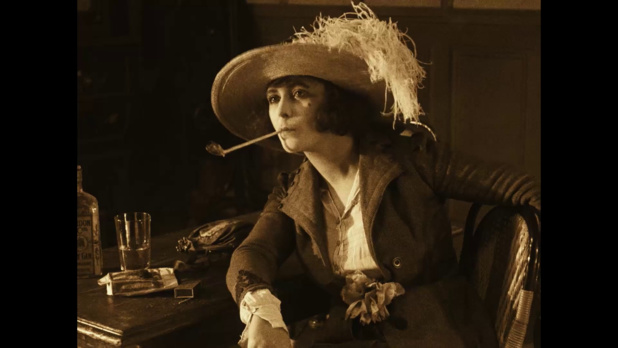 Yvonne Aurel dans Fièvre (1921) de Louis Delluc