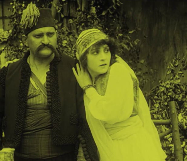 Gyula Szöreghy et Margit Makay dans le film muet hongrois Az Aranyember (La demi-lune rouge, 1918) de Sándor Korda
