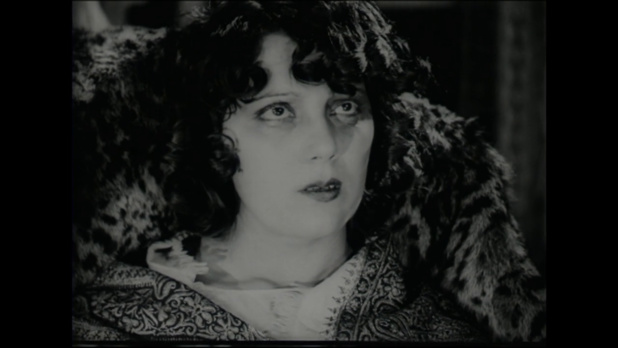 Raquel Meller dans le film muet Nocturne (chanson triste, 1927) de Marcel Silver