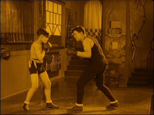 A droite : Pionnier. A gauche : Jean Forest, dans le film Gribiche
