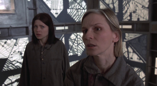 Nicole DeBoer et Nicky Guadagni dans le film de science-fiction Cube (1997) de Vincenzo Natali