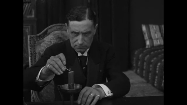 Marcel Marquet est le docteur Clauzel dans le film muet Tih Minh (1919) de Louis Feuillade