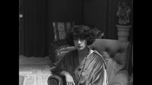 Georgette Faraboni est la marquise Dolorès de Santa Fe  dans le film muet à épisodes Tih Minh (1919) de Louis Feuillade