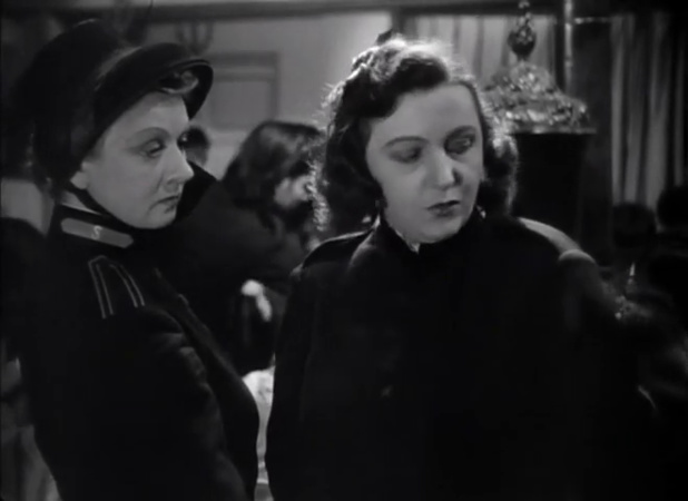 Valentine Tessier et Marie Bell dans le drame fantastique La charrette fantôme (1939) de Julien Duvivier