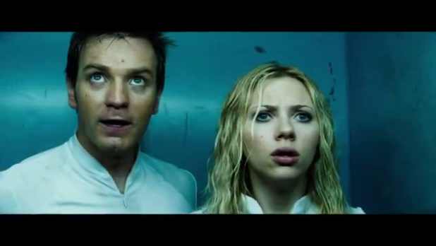 Ewan McGregor et Scarlett Johansson dans le film américain de science-fiction The island (2005) de Michael Bay