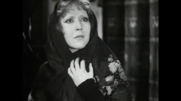 Catherine Hessling dans le film Crime et châtiment (1935) de Pierre Chenal