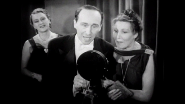 Yvonne Rozille, Yolande Laffon et Armand Bernard dans la comédie française La fessée (1937) de Pierre Caron
