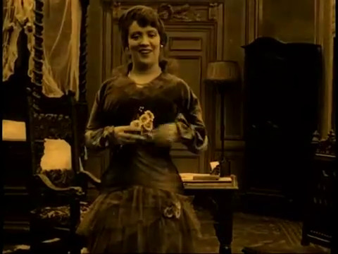 Jeanne Fabert dans le film muet comique Le paradis (1914) de Gaston Leprieur