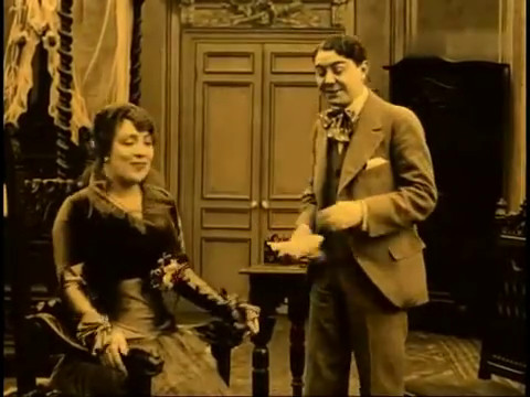 Jeanne Fabert et monsieur Etchepare dans le film comique muet Le paradis (1914) de Gaston Leprieur