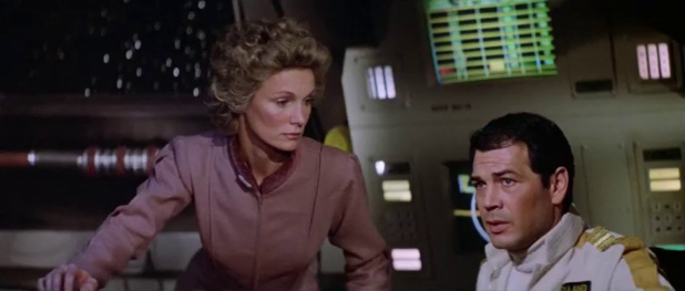 Yvette Mimieux et Robert Forster dans The blak hole (Le trou noir, 1979) de Gary Nelson