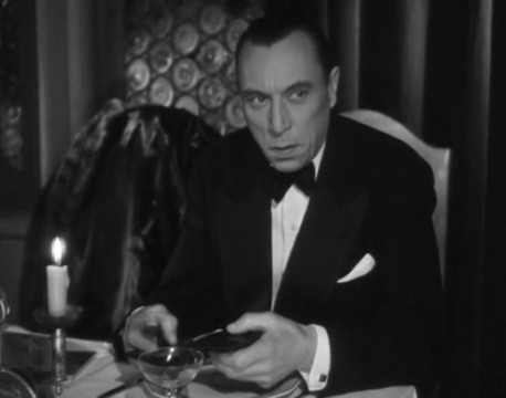 Louis Jouvet est le commissaire Carrel dans le film Entre onze heures et minuit (1949) de Henry Decoin