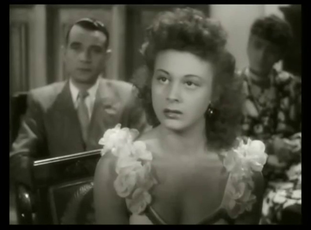 Aline Carola dans le film policier français Huit hommes dans un château (1942) de Richard Pottier