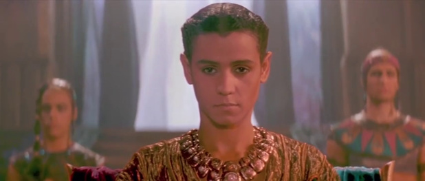 Jaye Davidson est Râ dans le film de science-fiction archéologique Stargate (Stargate, la porte des étoiles, 1994) de Roland Emmerich