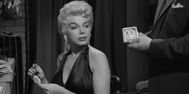Barbara Nichols dans le film Beyond a reasonable doubt (L'invraisemblable vérité, 1956) de Fritz Lang