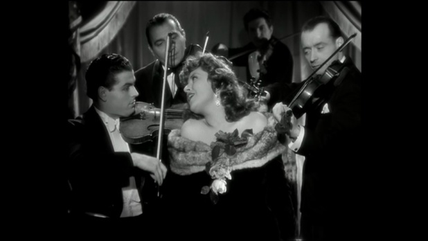 Suzy Delair avec l'orchestre tzigane de Paul Toscano dans Quai des orfèvres