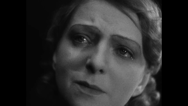 Sandra Milowanoff dans le film muet Dans la nuit (1930) de Charles Vanel