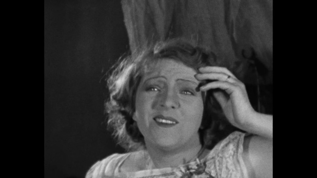 Sandra Milowanoff dans le film muet Dans la nuit (1930) de Charles Vanel