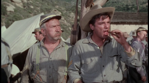 William Demarest et William Campbell dans le western Escape from Fort Bravo (Fort Bravo, 1953) de John Sturges