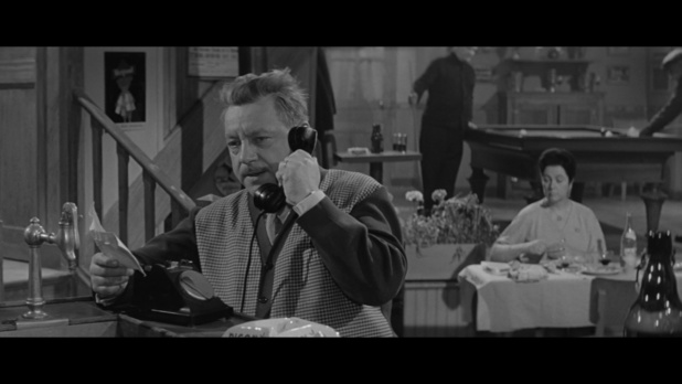 Un singe en hiver (1962) de Henri Verneuil : l'arrivée de Gabriel (HD) Un singe en hiver (1962) de Henri Verneuil : l'arrivée de Gabriel (HD)