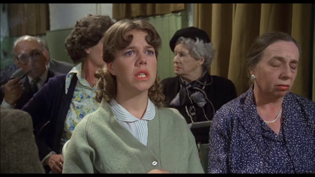 Carolyn Pickles dans le film policier britannique The mirror crack'd (Le miroir se brisa, 1980) de Guy Hamilton