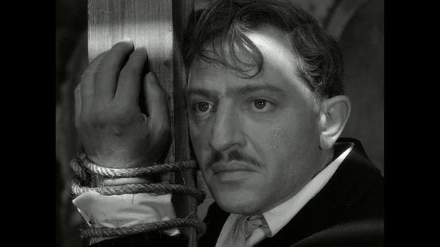 Jules Dassin (sous le nom de Perlo Vita) dans son propre film Du rififi chez les hommes (1955) de Jules Dassin Jules Dassin (sous le nom de Perlo Vita) dans son propre film Du rififi chez les hommes (1955) de Jules Dassin