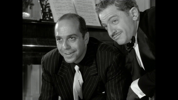 Robert Manuel et Jules Dassin (sous le nom de Perlo Vita) dans le film Du rififi chez les hommes (1955) de Jules Dassin Robert Manuel et Jules Dassin (sous le nom de Perlo Vita) dans le film Du rififi chez les hommes (1955) de Jules Dassin