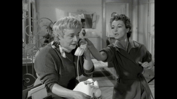 Marcelle Hainia et Janine Darcey dans le film français Du rififi chez les hommes (1955) de Jules Dassin Marcelle Hainia et Janine Darcey dans le film français Du rififi chez les hommes (1955) de Jules Dassin