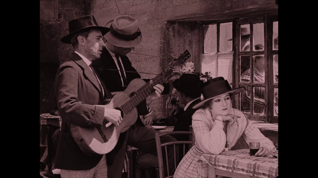 Eve Francis dans le film muet La fête espagnole (1920) de Germaine Dulac Eve Francis dans le film muet La fête espagnole (1920) de Germaine Dulac