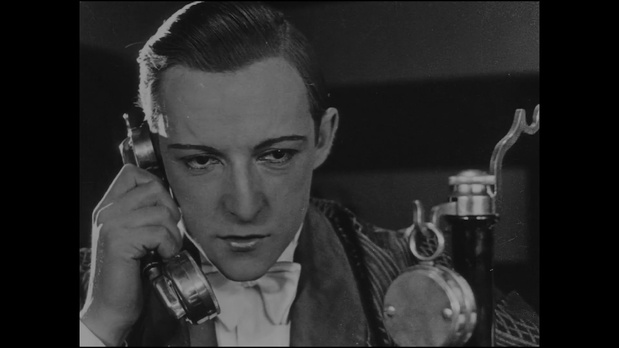 René Ferté dans le film muet La glace à trois faces (1927) de Jean Epstein René Ferté dans le film muet La glace à trois faces (1927) de Jean Epstein