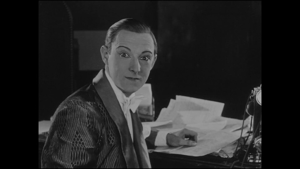 René Ferté dans le film muet La glace à trois faces (1927) de Jean Epstein René Ferté dans le film muet La glace à trois faces (1927) de Jean Epstein