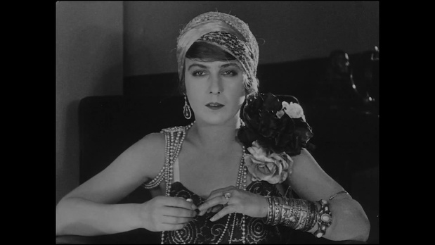 L'actrice Olga Day dans le film muet La glace à trois faces (1927) de Jean Epstein L'actrice Olga Day dans le film muet La glace à trois faces (1927) de Jean Epstein