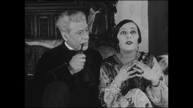 La comédienne Suzy Pierson dans le drame muet La glace à trois faces (1927) de Jean Epstein La comédienne Suzy Pierson dans le drame muet La glace à trois faces (1927) de Jean Epstein