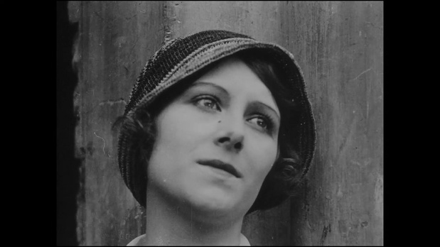 Jeanne Helbling dans le film muet français La glace à trois faces (1927) de Jean Epstein Jeanne Helbling dans le film muet français La glace à trois faces (1927) de Jean Epstein