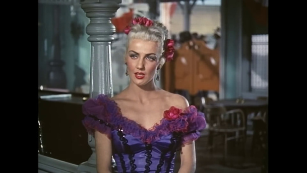 La comédienne Dolores Moran dans le western Silver Lode (Quatre étranges cavaliers, 1954) d'Allan Dwan