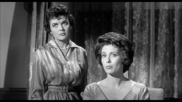 Elaine Edwards et Darla Hood dans le film The bat (Le masque, 1959) de Crane Wilbur