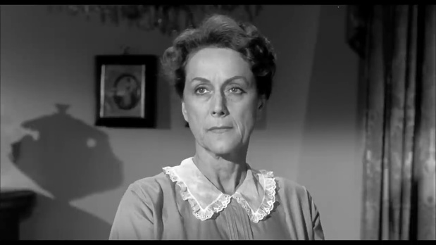 Riza Royce dans le film policier américain The bat (Le masque, 1959) de Crane Wilbur Riza Royce dans le film policier américain The bat (Le masque, 1959) de Crane Wilbur