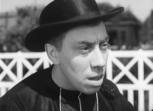Fernandel en curé dans le film Jim La Houlette (1935) d'André Berthomieu