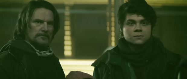 John Tench et Atticus Dean Mitchell dans The colony (2013) de Jeff Renfroe John Tench et Atticus Dean Mitchell dans The colony (2013) de Jeff Renfroe