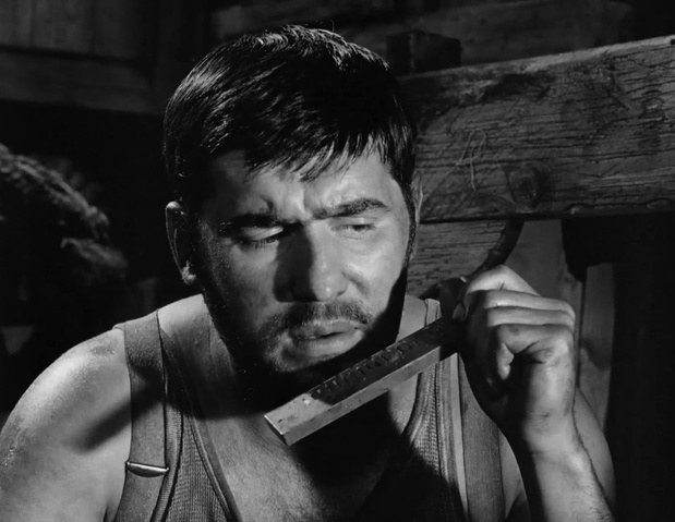 Mario Adorf dans le film Das Totenschiff (Les mutins du Yorik, 1959) de Georg Tressler Mario Adorf dans le film Das Totenschiff (Les mutins du Yorik, 1959) de Georg Tressler