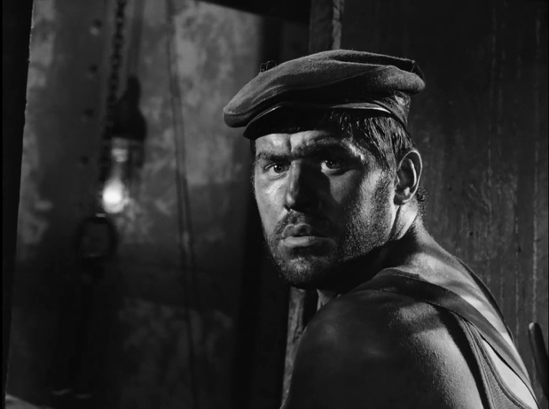 L'acteur Mario Adorf dans Das Totenschiff (Les mutins du Yorik, 1959) de Georg Tressler