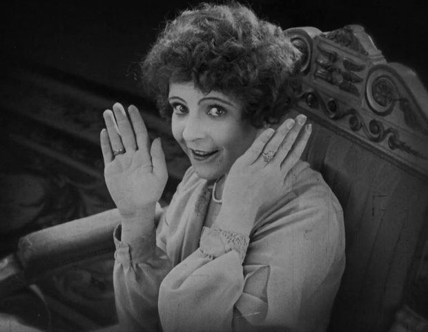 La comédienne Mady Christians dans le film muet Ein Walzertraum (Rêve de valse, 1925) de Ludwig Berger La comédienne Mady Christians dans le film muet Ein Walzertraum (Rêve de valse, 1925) de Ludwig Berger