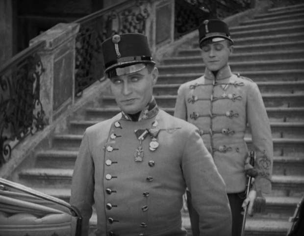 Carl Beckersachs et Willy Fritsch dans la comédie-opérette Ein Walzertraum (Rêve de valse, 1925) de Ludwig Berger