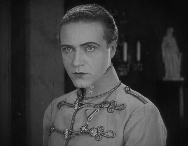 Willy Fritsch dans le film muet Ein Walzertraum (Rêve de valse, 1925) de Ludwig Berger