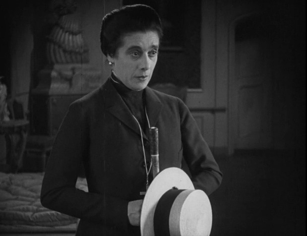 Mathilde Sussin dans le film muet Ein Walzertraum (Rêve de valse, 1925) de Ludwig Berger Mathilde Sussin dans le film muet Ein Walzertraum (Rêve de valse, 1925) de Ludwig Berger