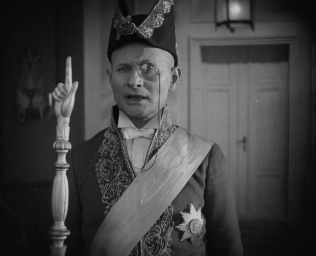 Julius Falkenstein dans la comédie muette Ein Walzertraum (Rêve de valse, 1925) de Ludwig Berger Julius Falkenstein dans la comédie muette Ein Walzertraum (Rêve de valse, 1925) de Ludwig Berger