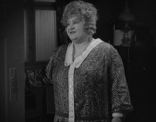 Lydia Potechina dans le film-opérette Ein Walzertraum (Rêve de valse, 1925) de Ludwig Berger Lydia Potechina dans le film-opérette Ein Walzertraum (Rêve de valse, 1925) de Ludwig Berger