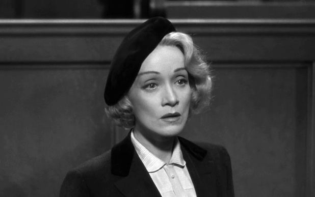 Marlene Dietrich dans le film policier Witness for prosecution (Témoin à charge, 1957) de Billy Wilder
