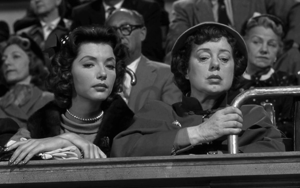 Les actrices Ruta Lee et Elsa Lanchester dans le film de procès Witness for prosecution (Témoin à charge, 1957) de Billy Wilder