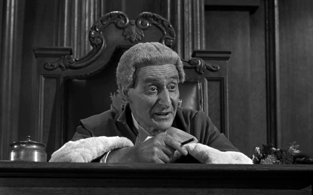 Le comédien Francis Compton dans le film de procès Witness for prosecution (Témoin à charge, 1957) de Billy Wilder
